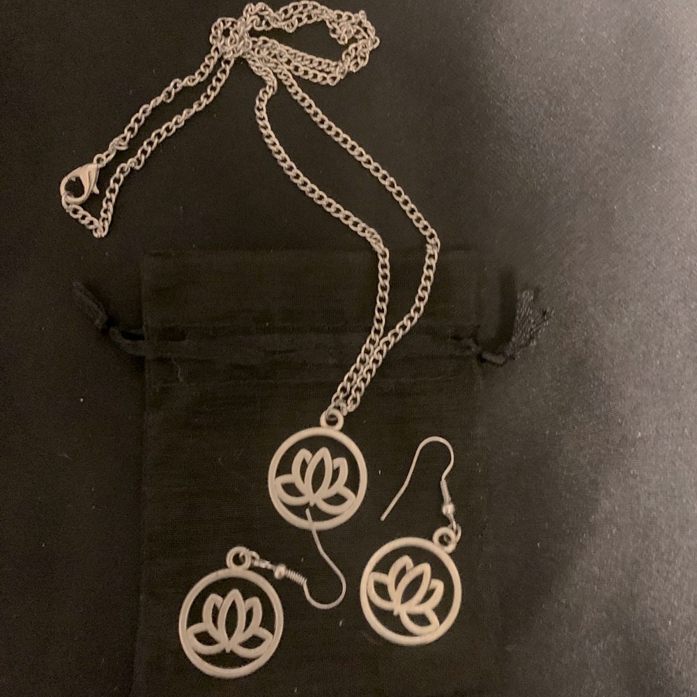 2/$50❤️Silver Lotus Flower Earrings+Necklace